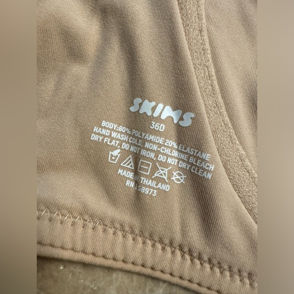 SKIMS FITS EVERYBODY
UNLINED DEMI BRA - Picture 6 of 10